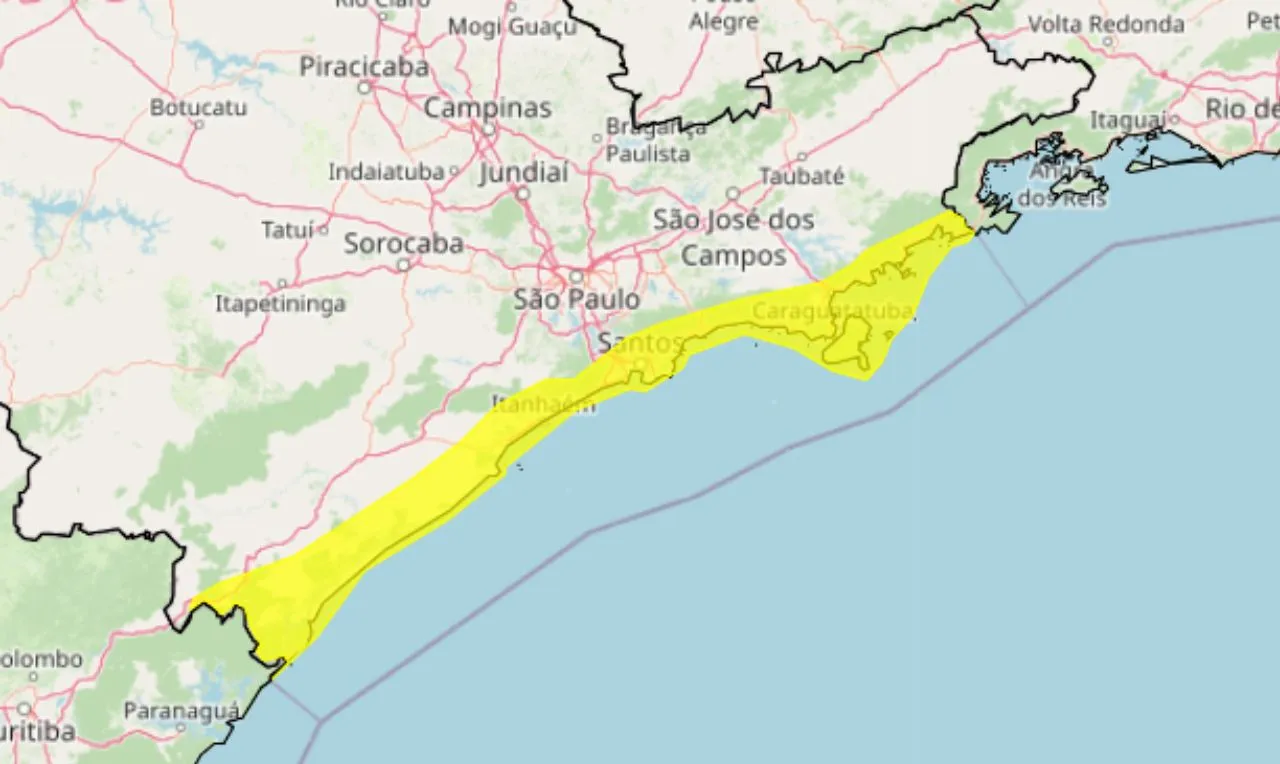 A imagem mostra as áreas em alerta amarelo para acumulado de chuva e risco de alagamento em partes de São Paulo e Paraná 